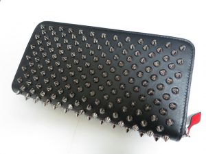 クリスチャン・ルブタン 高価買取 スパイクスタッズ 長財布