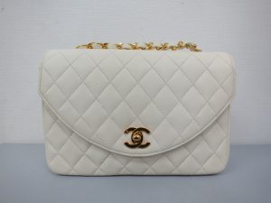 ヴィンテージシャネル マトラッセバッグ 白 ベタ・焼けあり 高額査定